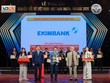 Ông Nguyễn Hướng Minh (ở giữa) - Phó Tổng giám đốc Eximbank đại diện ngân hàng nhận giải thưởng từ Ban Tổ chức.