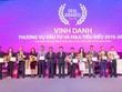 Bà Trịnh Thị Mai Anh, Thành viên HĐQT OCB (thứ 4 từ trái qua) nhận vinh danh Top 10 thương vụ đầu tư và M&A tiêu biểu 2019 - 2020