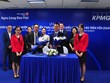 Ông Lý Công Nha (Giám đốc khối tài chính Ngân hàng Bản Việt) ký kết cùng ông Phạm Đỗ Nhật Vinh - Giám đốc tư vấn dịch vụ tài chính và ngân hàng KPMG