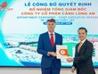 Ông Võ Quốc Huy (phải), Chủ tịch HĐQT Công ty cổ phần Cảng Long An trao quyết định bổ nhiệm vị trí Tổng giám đốc cho ông Peter Hendrik Slootweg, từ ngày 22/7/2022