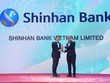 Ông Lee Jong Hyuck (bên trái) – Phó tổng giám đốc Ngân hàng Shinhan Việt Nam tại buổi lễ trao giải “Nơi làm việc tốt nhất châu Á 2022”
