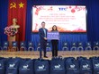Ông Đặng Hồng Anh, Chủ tịch Hội Doanh nhân trẻ Việt Nam, Phó Chủ tịch Tập đoàn TTC trao tặng bảng biểu trưng tài trợ