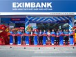 Đại diện cơ quan ban ngành tại địa phương cùng Ban Lãnh đạo Eximbank cắt băng khánh thành trụ sở mới.