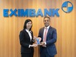 Bà Nguyễn Thị Hồng Phúc - Phó giám đốc phụ trách Khối Vận Hành Eximbank tiếp nhận giải thưởng này từ ông Aashish Misha, Giám đốc điều hành của Citi.