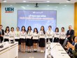 Đại diện Eximbank, ông Phạm Quang Dũng – Thành viên HĐQT (ngoài cùng bên phải) cùng GS.TS Sử Đình Thành – Hiệu trưởng UEH (ngoài cùng bên trái) trao học bổng cho các em sinh viên tại sự kiện.