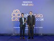 Đại diện PNJ nhận giải thưởng Retail Asia Awards 2024 tại Singapore (Ảnh: Retail Asia)