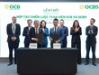 Ông Phạm Hồng Hải – Tổng Giám đốc OCB và Ông Nguyễn Đức Quân Tùng – Thành viên HĐQT kiêm Tổng Giám đốc OCBS đại diện ký kết thỏa thuận hợp tác chiến lược toàn diện