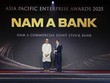 Ông Hà Huy Cường – Phó Tổng giám đốc Nam A Bank (bên phải), nhận giải thưởng.