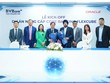 Ông Phan Việt Hải - Phó tổng Giám đốc BVBank và Ông HS Teji - Phó Chủ tịch, Giám đốc Oracle KV Nhật Bản & Châu Á - Thái Bình Dương (cầm hoa đứng giữa) ký thỏa thuận hợp tác 