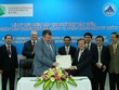 Đại diện lãnh đạo TP Đà Nẵng và Ngân hàng quốc tế IIB trao biên bản ghi nhớ thỏa thuận hợp tác giữa hai bên