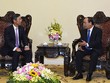 Thủ tướng Nguyễn Xuân Phúc và Tổng Giám đốc điều hành khu vực châu Á-Thái Bình Dương Ngân hàng Sumitomo Banking Corporation (SMBC). (Ảnh VGP/Quang Hiếu)