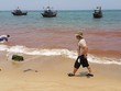 Vệt nước màu đỏ kéo dài 1,5 km sát bờ biển Quảng Bình. Ảnh: QH