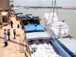 Bốc xếp gạo xuất khẩu tại Cảng Nhà Bè. (Ảnh: Đình Huệ/TTXVN)