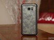 S7 Active không sử dụng chất liệu kính như trên Galaxy S7, đồng thời trang trí hoạ tiết kiểu quân đội. So với những phiên bản siêu bền trước, thiết bị mới của Samsung trông "hiền" hơn. Dù vậy, sản phẩm vẫn đạt chuẩn MIL-STD 810G: chịu được khi rơi từ độ c