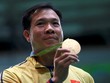 Xạ thủ Hoàng Xuân Vinh và chiếc HC Vàng Olympic môn bắn súng. Ảnh: Reuters.