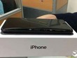 Hình ảnh chiếc iPhone 7 Plus bị phồng pin làm kênh màn hình.