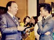 Nguyễn Thế Anh và đối tác người Mỹ trong một cuộc hội thảo.
