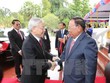 Tổng Bí thư, Chủ tịch nước Lào Bounhang Volachith đón Tổng Bí thư Nguyễn Phú Trọng. (Ảnh: Trí Dũng/TTXVN)