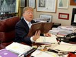 Trump không bỏ điện thoại đang dùng khi vào Nhà Trắng