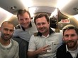 Messi và Mascherano chụp ảnh cùng phi hành đoàn trên chiếc máy bay vài tuần trước khi nó gặp tai nạn. Ảnh: Marca.