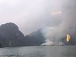 Tàu chở 14 du khách nước ngoài bốc cháy dữ dội trên Vịnh Hạ Long