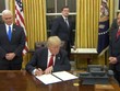 Trump sợ thiếu bút khi ký các văn bản đầu tiên