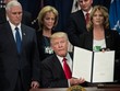 Tổng thống Donald Trump ký sắc lệnh bắt đầu kế hoạch xây tường biên giới với Mexico tại Bộ An ninh Nội địa ngày 25/1. Ảnh: AFP.