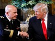 Tổng thống Donald Trump (phải) bắt tay tướng H. R. McMaster khi công bố quyết định bổ nhiệm tân cố vấn an ninh quốc gia Mỹ ở Florida hôm 20/2 (Ảnh: Reuters)