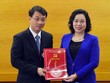Phó Bí thư Thường trực Thành ủy Hà Nội Ngô Thị Thanh Hằng trao quyết định cho đồng chí Trần Đình Cảnh.