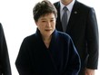 Cựu tổng thống Hàn Quốc Park Geun-hye đến gặp cơ quan công tố. Ảnh: Reuters