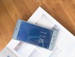 Mặt trước và mặt lưng của Xperia XZs Ice Blue được thiết kế đồng nhất.