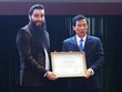 Bộ trưởng Văn hóa Thể thao và Du lịch trao giấy chứng nhận Đại sứ Du lịch Việt Nam cho ông Jordan Vogt-Roberts. Ảnh: Giang Huy.