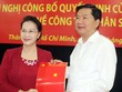 Chủ tịch Quốc hội Nguyễn Thị Kim Ngân trao quyết định phân công ông Đinh La Thăng ở vị trí mới. Ảnh: T.N
