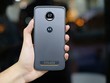 Moto Z2 Play mới vẫn có vỏ kim loại nguyên khối nhưng mỏng hơn và thêm khả năng chống nước, khác với Z Play tiền nhiệm.