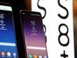 Hai điện thoại Galaxy S8 và S8+ của Samsung được trưng bày tại Seoul. Ảnh: Reuters