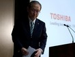CEO Toshiba - Satoshi Tsunakawa trong buổi họp báo hôm nay. Ảnh: Reuters