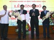 Bộ trưởng Nguyễn Xuân Cường và Thứ trưởng Hoàng Văn Thắng trao các quyết định bổ nhiệm cho 2 Tổng cục trưởng Tổng cục Thủy lợi và Tổng cục Phòng, Chống thiên tai. Ảnh Nongnghiep.vn