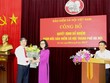 Thứ trưởng, Tổng giám đốc BHXH Việt Nam Nguyễn Thị Minh trao quyết định bổ nhiệm cho ông Nguyễn Đức Hòa. Ảnh Tuoitrethudo.vn