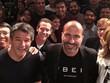 Travis Kalanick (trái) và Dara Khosrowshahi (giữa) trong buổi gặp nhân viên. Ảnh: Arianna Huffington