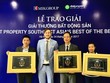 Đại diện Dot Property Awards trao chứng nhận giải thưởng cho MIKGroup.