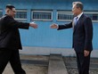 Lãnh đạo Triều Tiên và Hàn Quốc bắt tay ở đường phân giới tại khu phi quân sự. Ảnh: AFP.