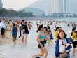 Hàng nghìn người đổ về bãi biển Nha Trang trong lễ 30/4