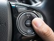 Các nút kích hoạt cruise control trên vô-lăng. 