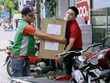 Nhân viên một đơn vị chuyển phát nhanh đang giao hàng cho khách. Ảnh: GHN.