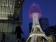 Bản sao tháp Eiffel ở Bắc Kinh rực rỡ đèn trang trí Giáng sinh. Ảnh: AP.
