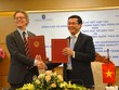 Thứ trưởng Bộ GD&ĐT Nguyễn Văn Phúc và Ngài Pereric Hogberg -  Đại sứ đặc mệnh toàn quyền Vương quốc Thụy Điển tại Việt Nam ký Bản ghi nhớ hợp tác về đánh giá và nâng cao đào tạo tiếng Anh.
