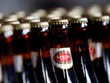Sản phẩm bia của Sabeco được bày bán trên các kệ hàng.