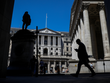 hía trước Ngân hàng Anh tại thành phố London, Anh. Ảnh: Bloomberg