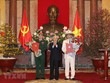 Tổng Bí thư, Chủ tịch nước Nguyễn Phú Trọng trao quyết định phong quân hàm Đại tướng và tặng hoa chúc mừng các đồng chí Tô Lâm, Lương Cường. Ảnh TTXVN.