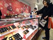 Một phụ nữ mua chocolate tại siêu thị ở Tokyo. Ảnh: AFP